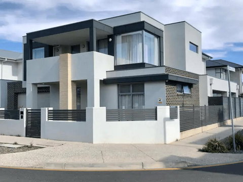 Modern Mansion In Lightsview By Host Solutions - Accommodation Yamba 0