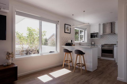 Modern Refurbished Unit In Charming Bellerive - Accommodation Yamba 0