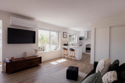 Modern Refurbished Unit In Charming Bellerive - Accommodation Yamba 2