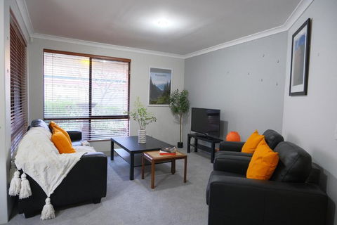 Modern Retro House Nr Airport 6Bedrooms Yard N Parking - Accommodation Yamba 3