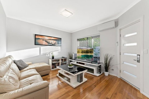 Modern Scarborough Townhouse - Accommodation Yamba 1