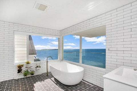 Monash Beach House - Oceanfront - Accommodation Yamba 3