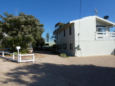 Moonta Bay Stylish Large Home 3 Min Walk From Beach And Jetty - Accommodation Yamba 1