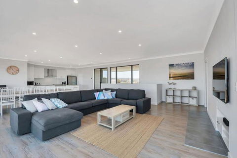 Nauticus - 82 Surfers Parade Middleton - BYO Linen - Accommodation Yamba 2