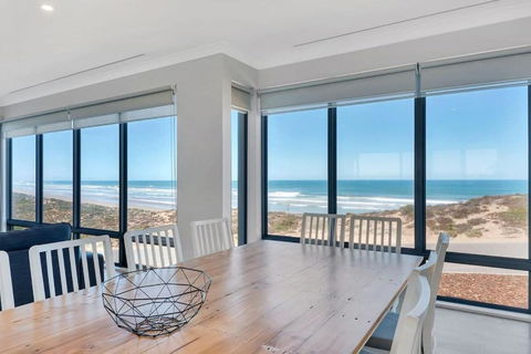 Nauticus - 82 Surfers Parade Middleton - BYO Linen - Accommodation Yamba 0