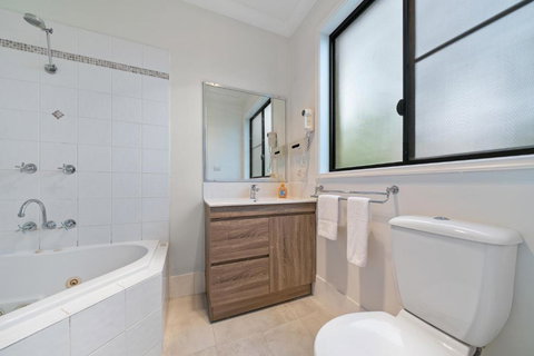 Newly Renovated Central Private Studio - Accommodation Yamba 2