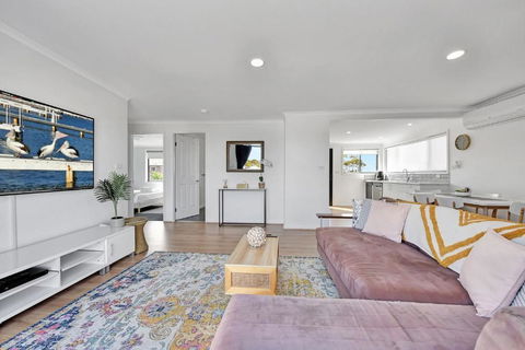New Property Seabreeze Bungalow - Lakeview Sunset Delight At Sunshine On Lake Macquarie - Accommodation Yamba 3