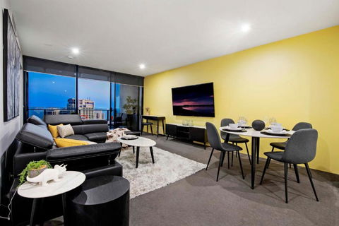 OCEAN VIEW - One Bedroom Spa Apartment - Circle On Cavill - Self Contained, Privately Managed - Accommodation Yamba 2