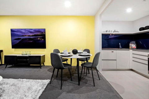 OCEAN VIEW - One Bedroom Spa Apartment - Circle On Cavill - Self Contained, Privately Managed - Accommodation Yamba 3