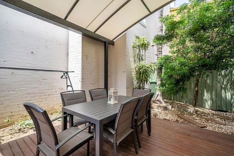 Newtown Nest - Chic Terrace Living Off King Street - Accommodation Yamba 2