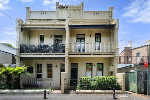 Newtown Nest - Chic Terrace Living Off King Street - Accommodation Yamba 3