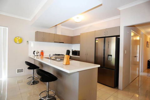 Nice And Neat House For Your Journey - Renovated - Accommodation Yamba 3