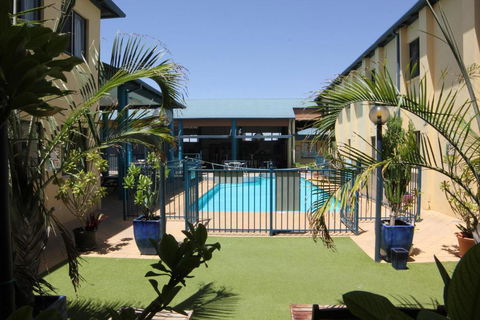 Ningaloo Club Backpackers - Accommodation Yamba 3