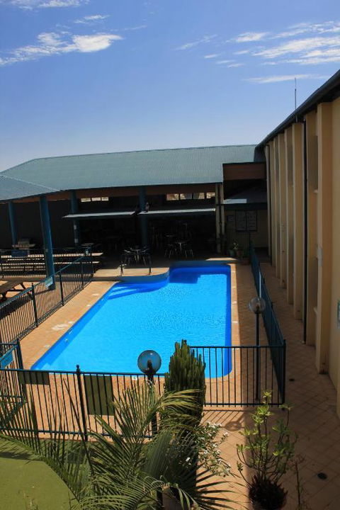 Ningaloo Club Backpackers - Accommodation Yamba 0