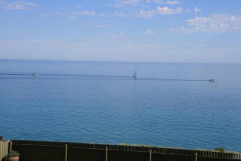 Ocean Blue KI. Absolute Ocean Front, Free WiFi - Accommodation Yamba 3
