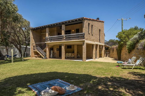 Ocean Close - Spacious Beach House - Accommodation Yamba 0