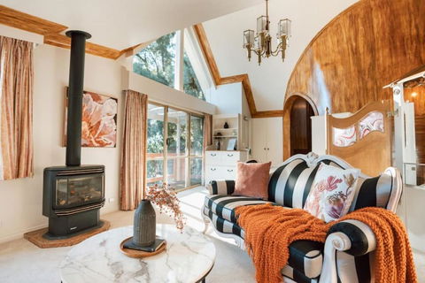 Olinda Enchanted Tower Spa Gas Log Fire And Netflix - Accommodation Yamba 0