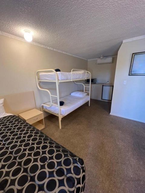 OVERLANDER MOTOR LODGE - Accommodation Yamba 3