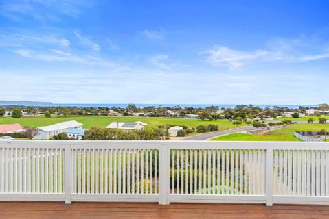 One Merino Panoramic Beach House Modern Sleeps 10 - Accommodation Yamba 3