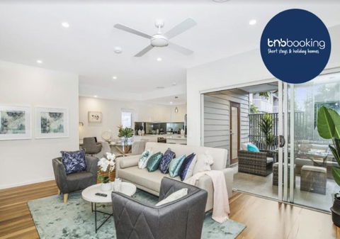 Park Avenue Townhouse Retreat Brisbane Sleeps 10 - Accommodation Yamba 0