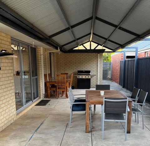 Parkside Pool Home In Aubin Grove - Accommodation Yamba 2