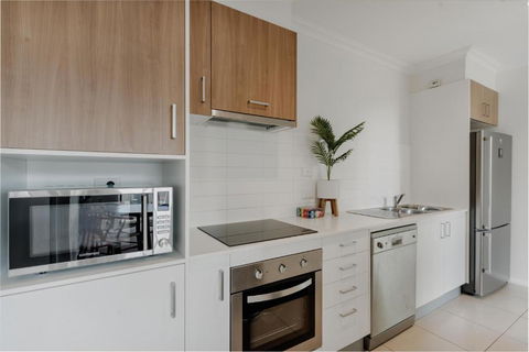 Peaceful 1-Bed Apartment Close To Lonsdale St - Accommodation Yamba 1