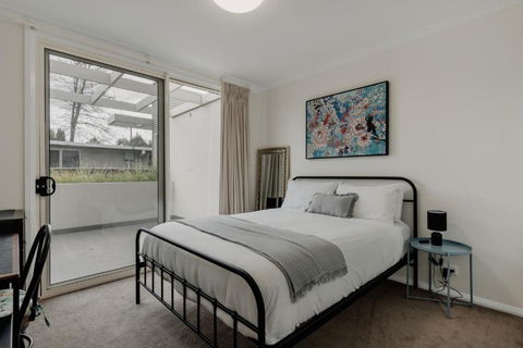 Peaceful 1-Bed Apartment Close To Lonsdale St - Accommodation Yamba 2