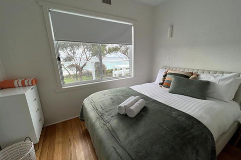 PIPI SHACK - Iconic Waterfront Shack Binalong Bay - Accommodation Yamba 3