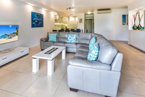 POINCIANA 101 HAMILTON ISLAND CENTRALLY LOCATED 3 BEDROOM, Plus BUGGY!! - Accommodation Yamba 3