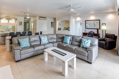 POINCIANA 101 HAMILTON ISLAND CENTRALLY LOCATED 3 BEDROOM, Plus BUGGY!! - Accommodation Yamba 2