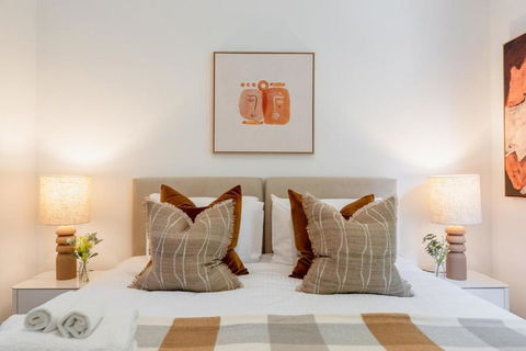 Prahran Timeless & Modern Haven, With Parking - Accommodation Yamba 3