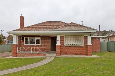 Red Brick Beauty - Central Cottage - Accommodation Yamba 0