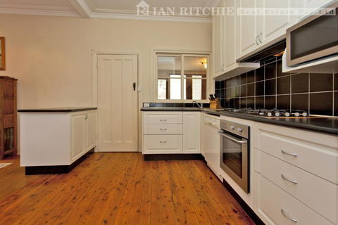 Red Brick Beauty - Central Cottage - Accommodation Yamba 1