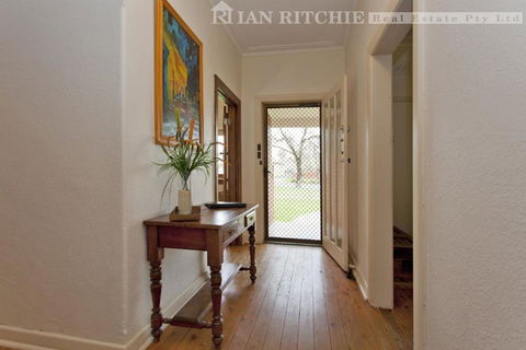 Red Brick Beauty - Central Cottage - Accommodation Yamba 3