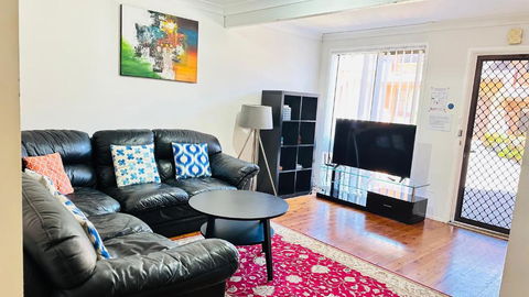 Quiet Family Townhouse In Wollongong CBD - Accommodation Yamba 1