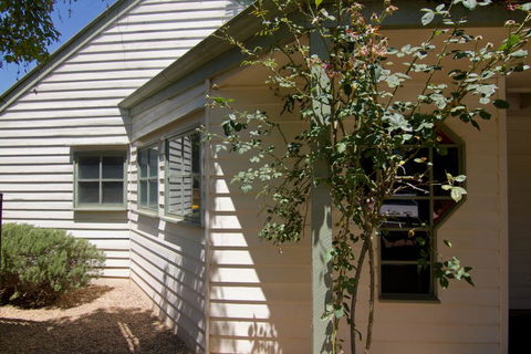 Atticus Cottage - Accommodation Yamba 0