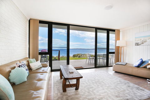 Azure Absolute Beachfront - Pet Friendly - Accommodation Yamba 2