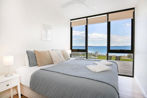 Azure Absolute Beachfront - Pet Friendly - Accommodation Yamba 3