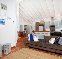 Balena  Culburra - Pet Friendly - 1 Min Walk to Beach - Accommodation Yamba