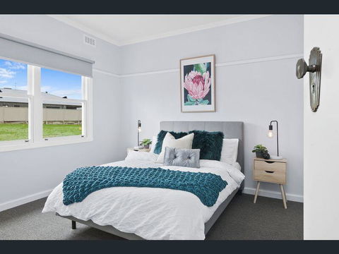 BALLARAT CLOSE 2 CBD + HOSPITAL+3BR HOME+NETFLIX + WiFi + Gift - Accommodation Yamba 1