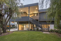 Bay View Retreat - Stunning Ocean Views and 300 metres To Beach