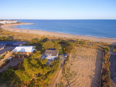 Beach Cottage In The Heart Of Mandurah - Accommodation Yamba 0