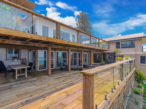 Beach Shack On Main Yamba Magnificent Views Photos Available Shortly Free WiFi - Accommodation Yamba 3