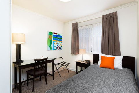 Redcliffe Motor Inn - Accommodation Yamba 1