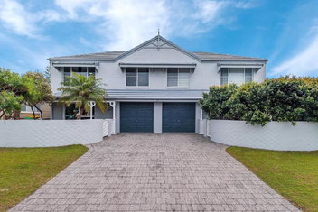 RED Rock - Townhouse In Town with Accommodation Yamba