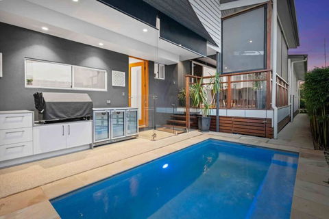 Redcliffe CBD Family Beach House - Accommodation Yamba 0
