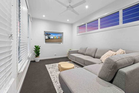 Redcliffe CBD Family Beach House - Accommodation Yamba 2