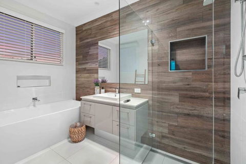 Redcliffe CBD Family Beach House - Accommodation Yamba 3