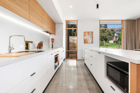 REFRESH At Lonnie - Accommodation Yamba 3