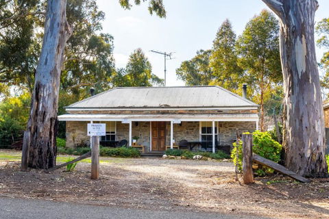 Reillys Wines Heritage Cottages - Accommodation Yamba 1